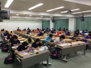 水泳部生徒が学習をしています。